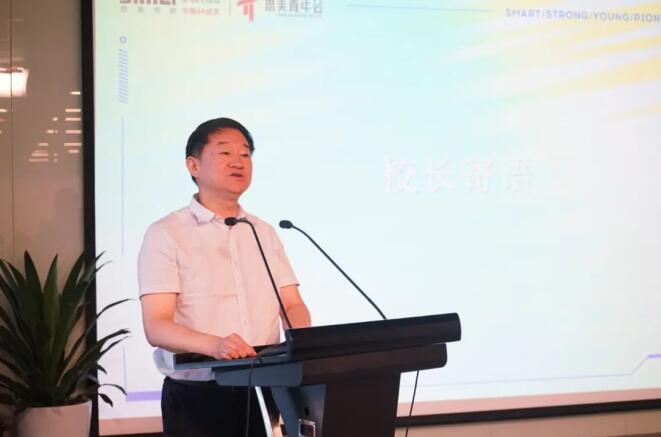 �ط����ŵ�ί������������³��ζ���ϯ�ڰ˽�˼������Ὺ����ʽ